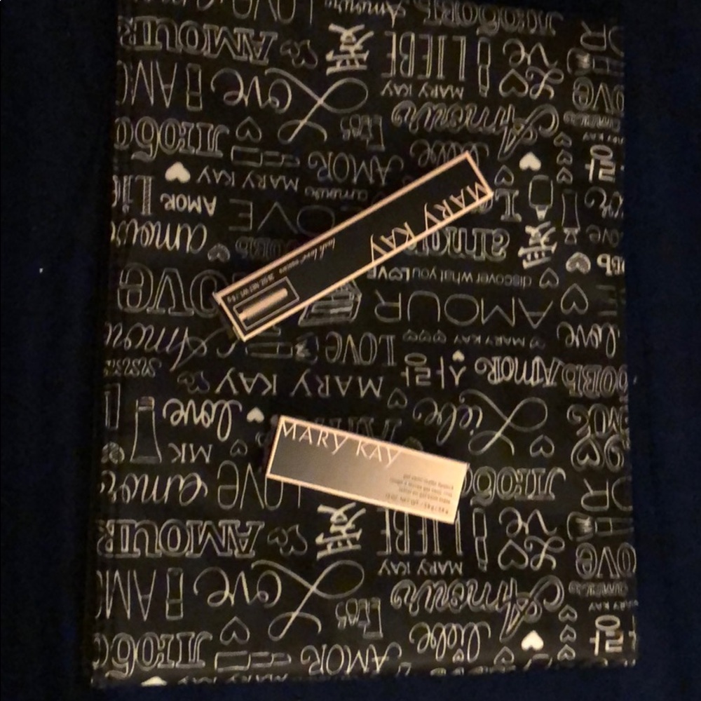 Semi matte lipstick rouge and mascara